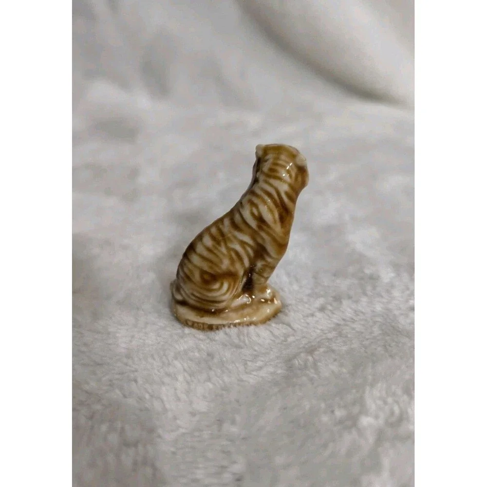 Wade Whimsies England Red Rose Tea Miniature Sitting Tiger Figurine